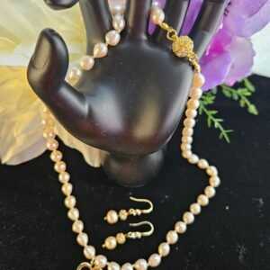 20" Hand knotted 4mm ivory pearl with gold tone heart pendant and magnetic clasp.